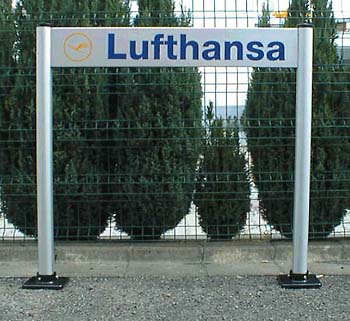 Eingangschild (zum Beispiel Lufthansa)